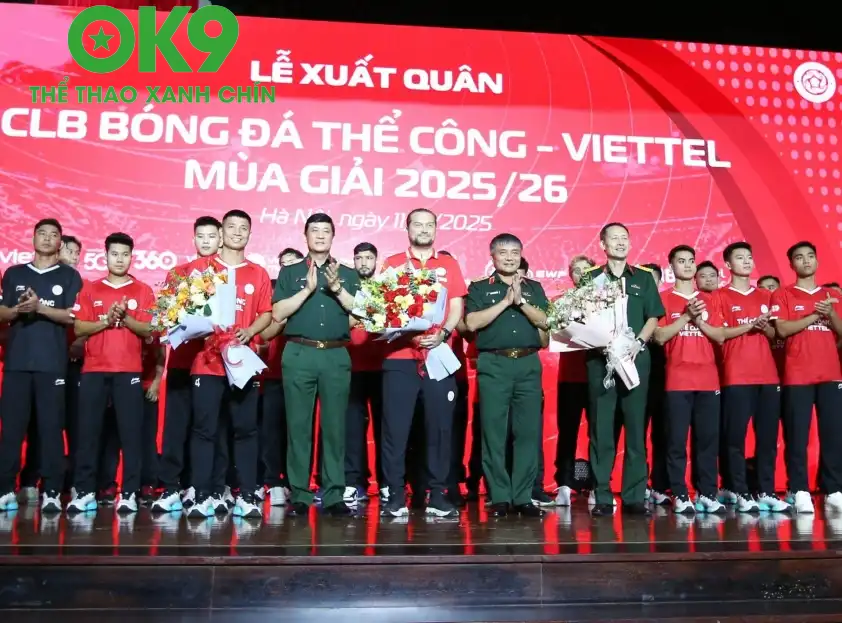 Thượng tướng Nguyễn Văn Hiền, Uỷ viên BCH TƯ Đảng, Thứ trưởng Bộ Quốc phòng, Thiếu tướng Đỗ Minh Phương, Phó TGĐ Tập đoàn Viettel chúc mừng đội bóng. Ảnh: CLB Thượng tướng Nguyễn Văn Hiền, Uỷ viên BCH TƯ Đảng, Thứ trưởng Bộ Quốc phòng, Thiếu tướng Đỗ Minh Phương, Phó TGĐ Tập đoàn Viettel chúc mừng đội bóng. Ảnh: CLB